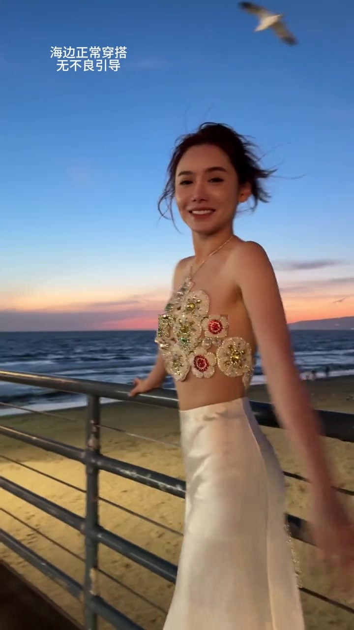 不得不爱！美娜早期的海边美拍，每一帧都美得动人心魄💓