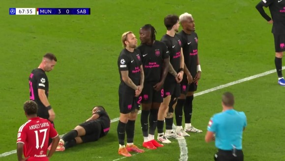 曼聯4-0領先！齊爾尅澤腳後跟射門造亂戰，利桑德羅補射破門！